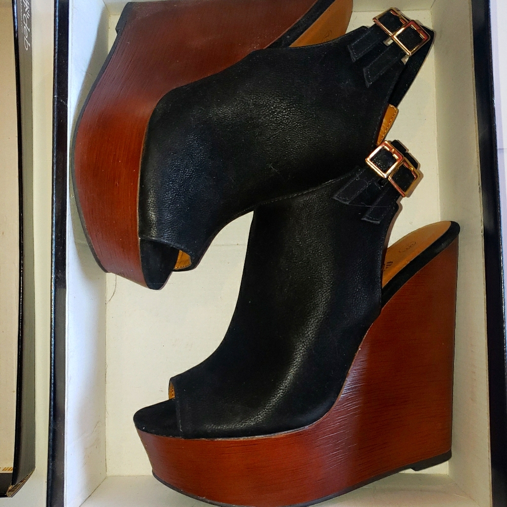 Deb Store black w wood wedges